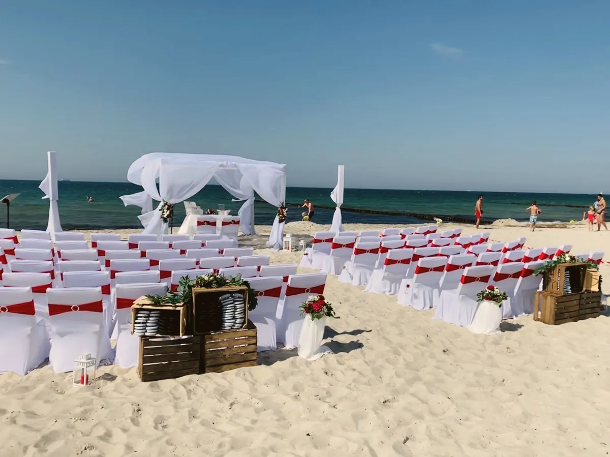 Stuhlreihen mit roter Deko vor dem Meer in Markgrafenheide
